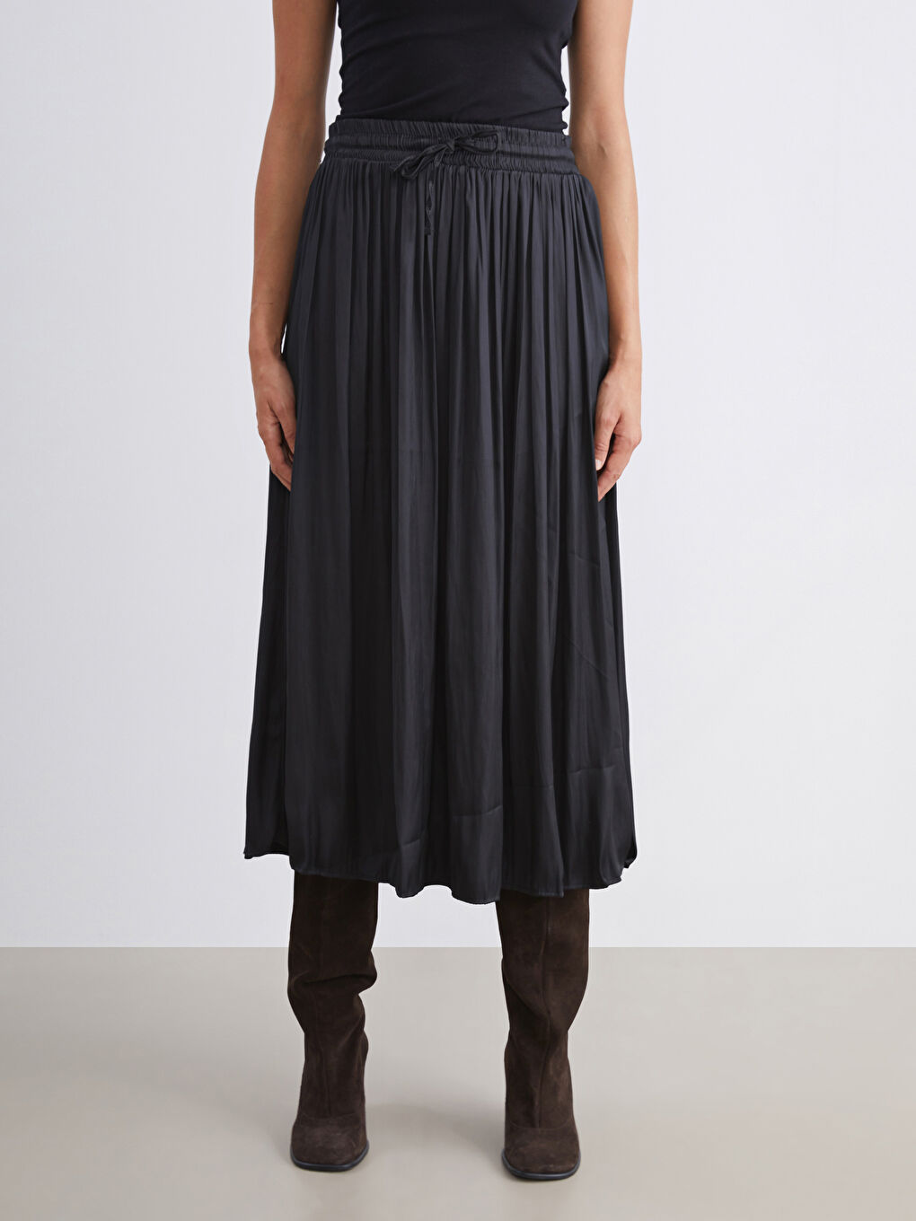 Siyah Beli Lastikli Saten Pileli Etek-1