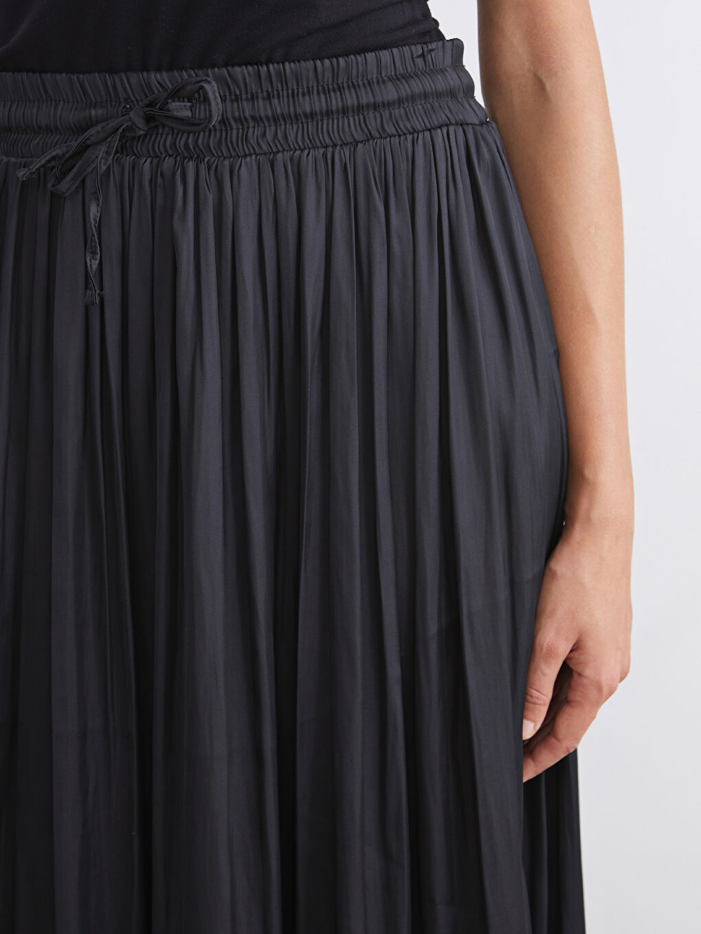 Siyah Beli Lastikli Saten Pileli Etek-2