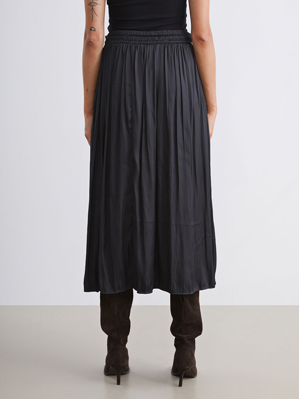 Siyah Beli Lastikli Saten Pileli Etek-3