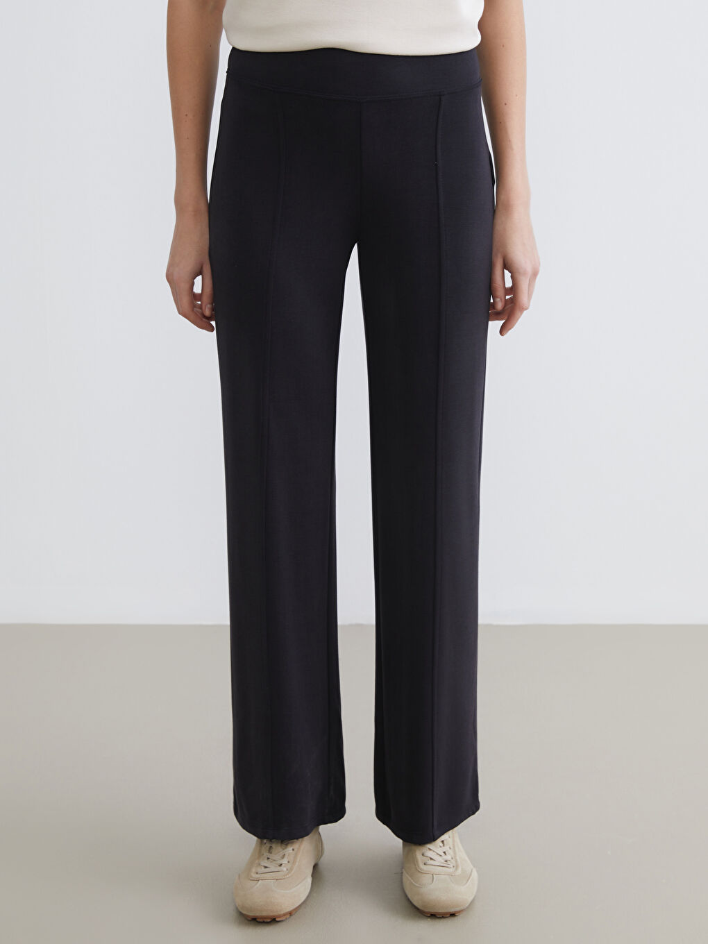 Siyah Beli Lastikli Geniş Paça Kadın Eşofman Altı-1