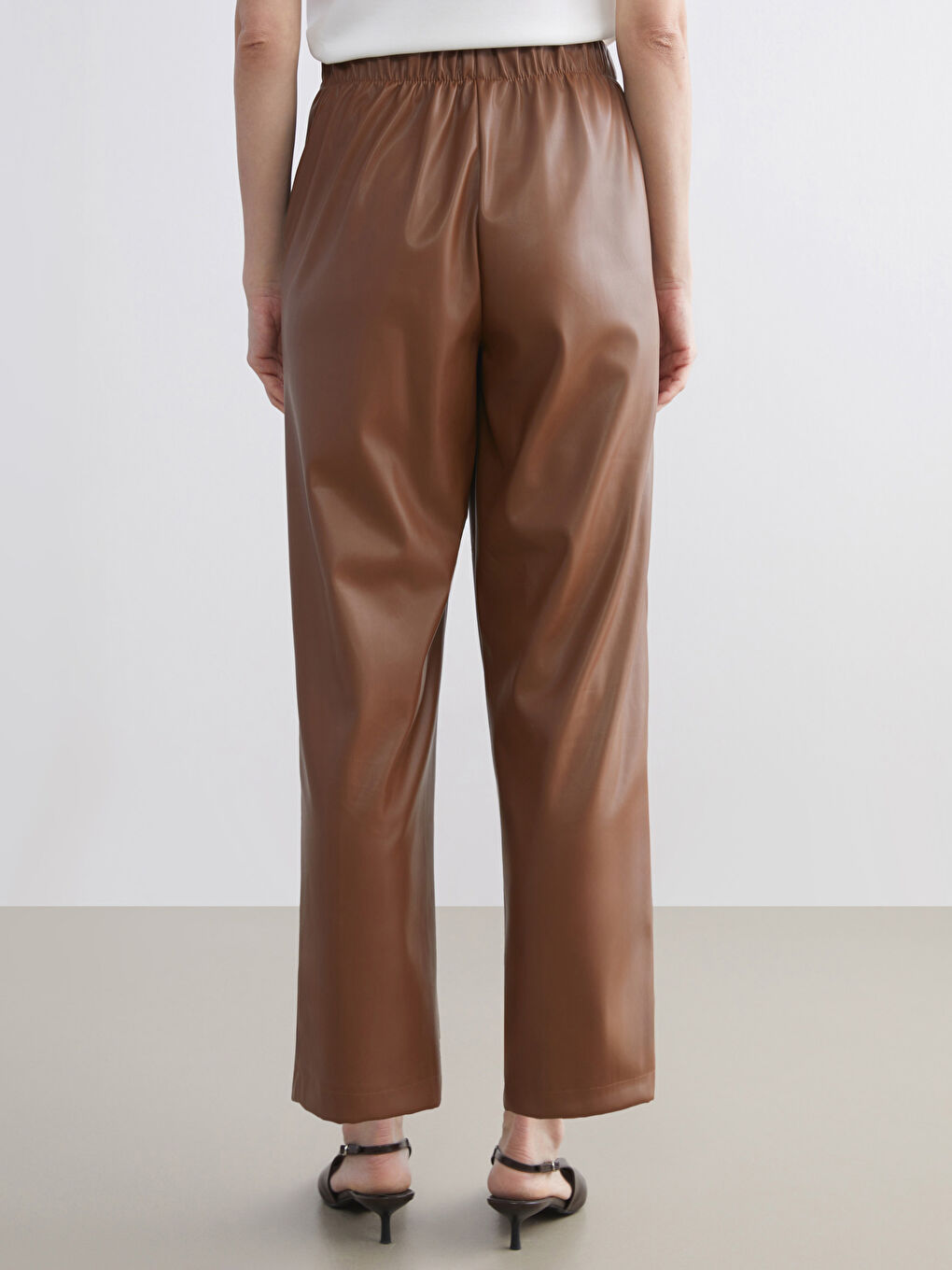 Kahverengi Beli Lastikli Kadın Deri Görünümlü Pantolon-3