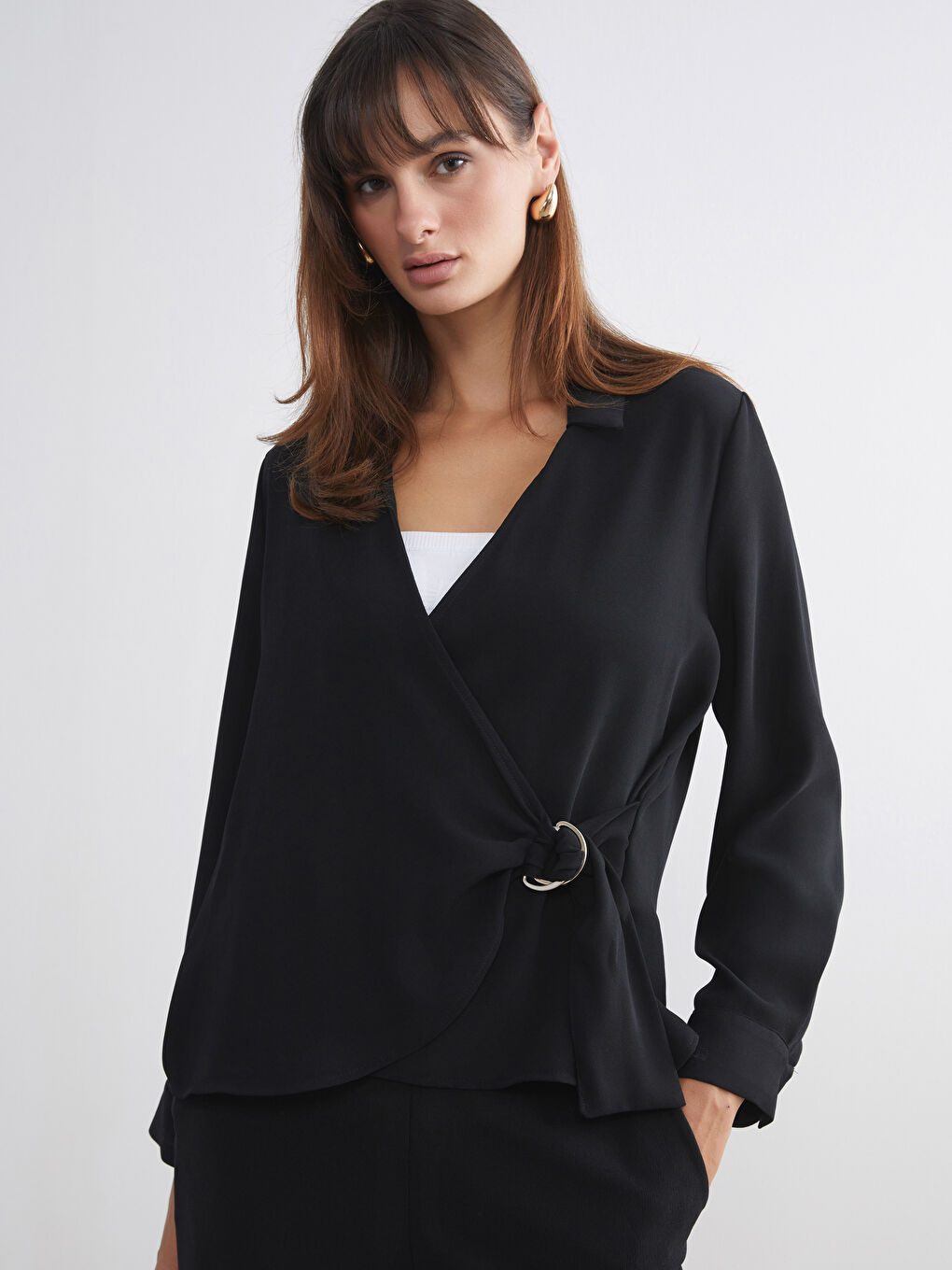 Siyah Kruvaze Bağlama Detaylı Bluz