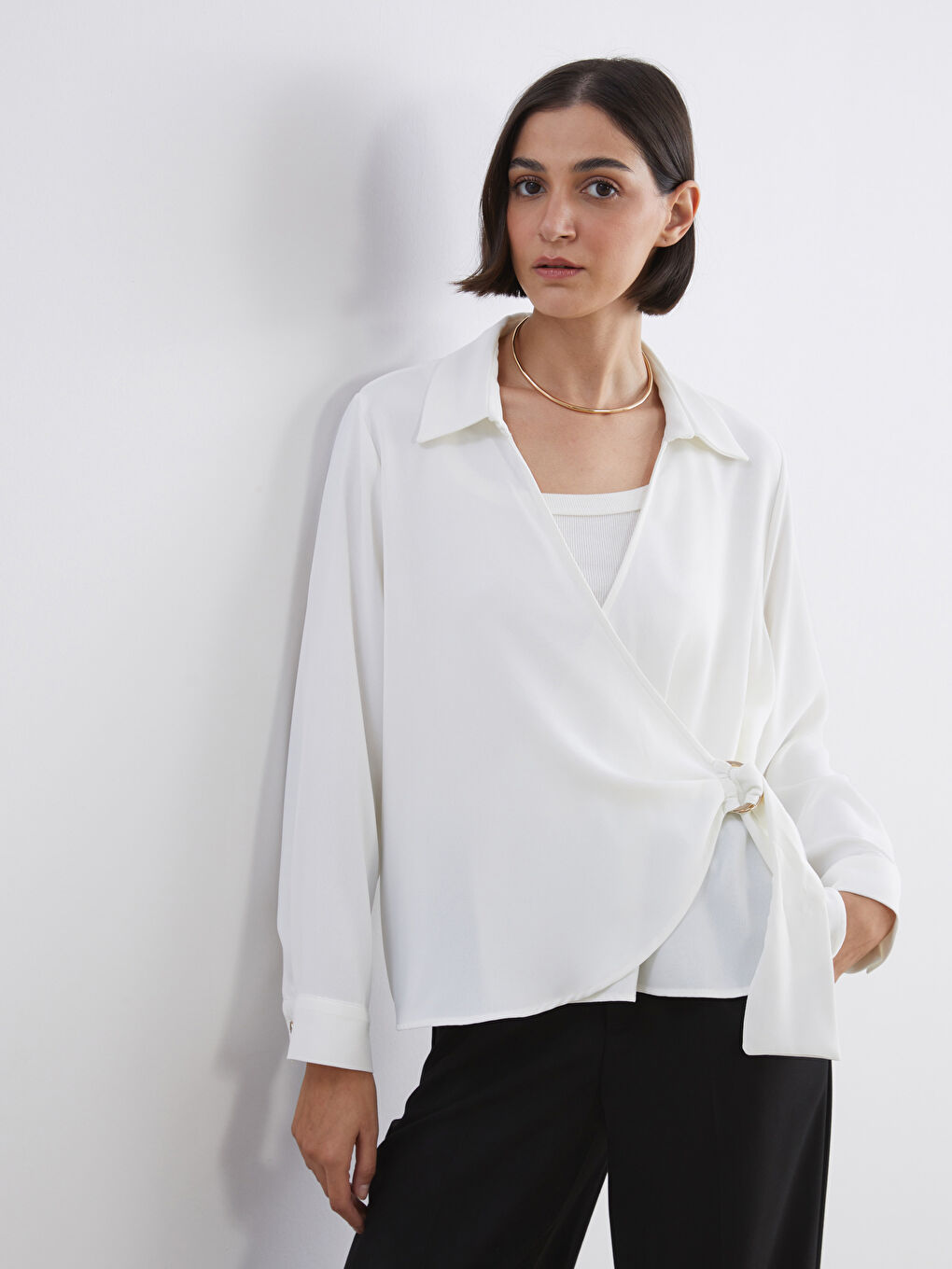 Ekru Kruvaze Bağlama Detaylı Bluz