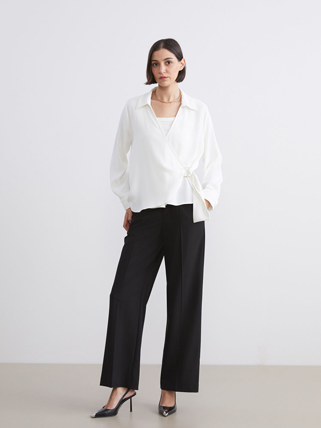 Ekru Kruvaze Bağlama Detaylı Bluz-1