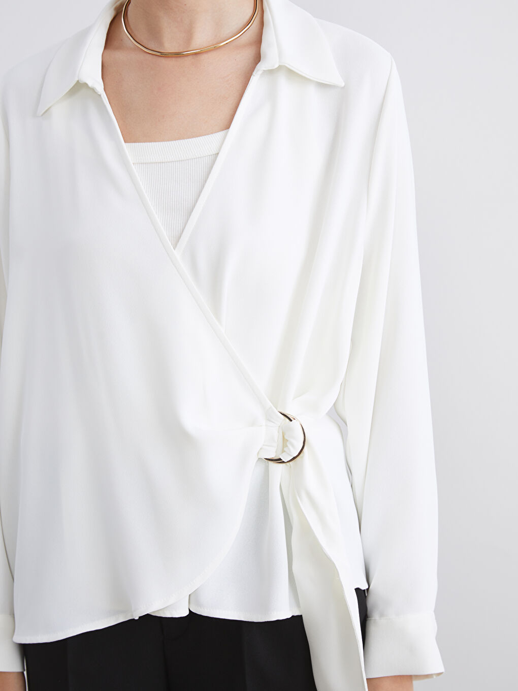 Ekru Kruvaze Bağlama Detaylı Bluz-2