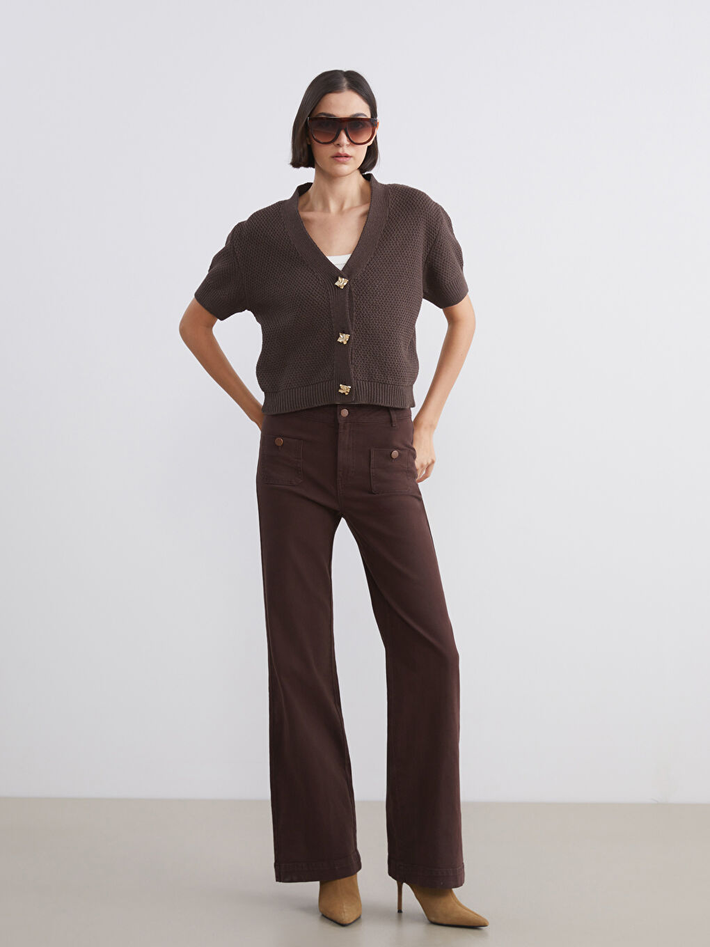 Kahverengi Kısa Kollu Düğme Detaylı Kadın Triko Hırka-1