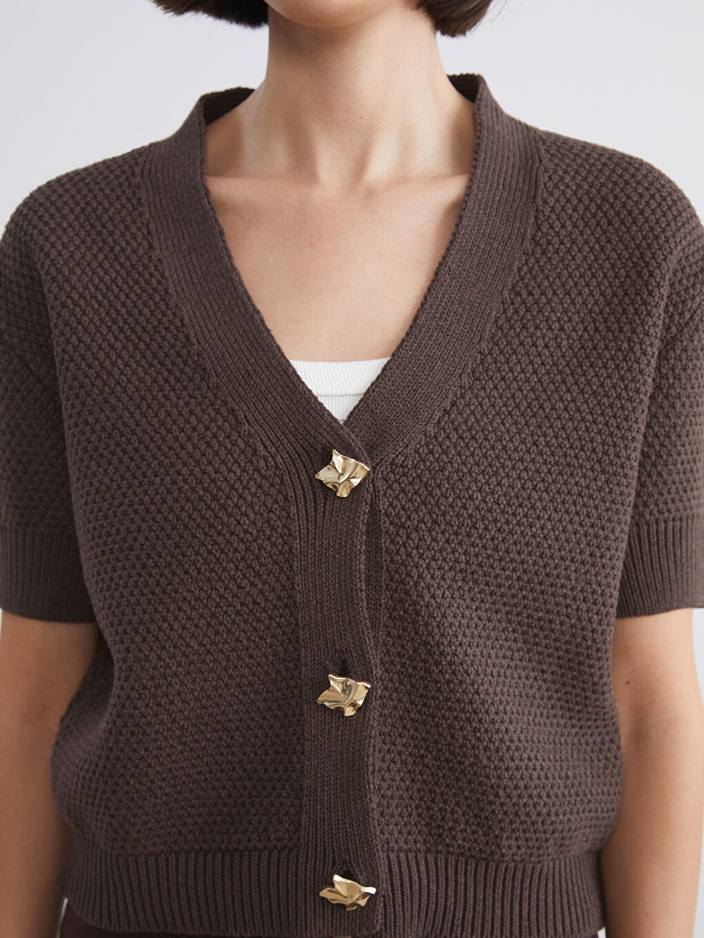 Kahverengi Kısa Kollu Düğme Detaylı Kadın Triko Hırka-2