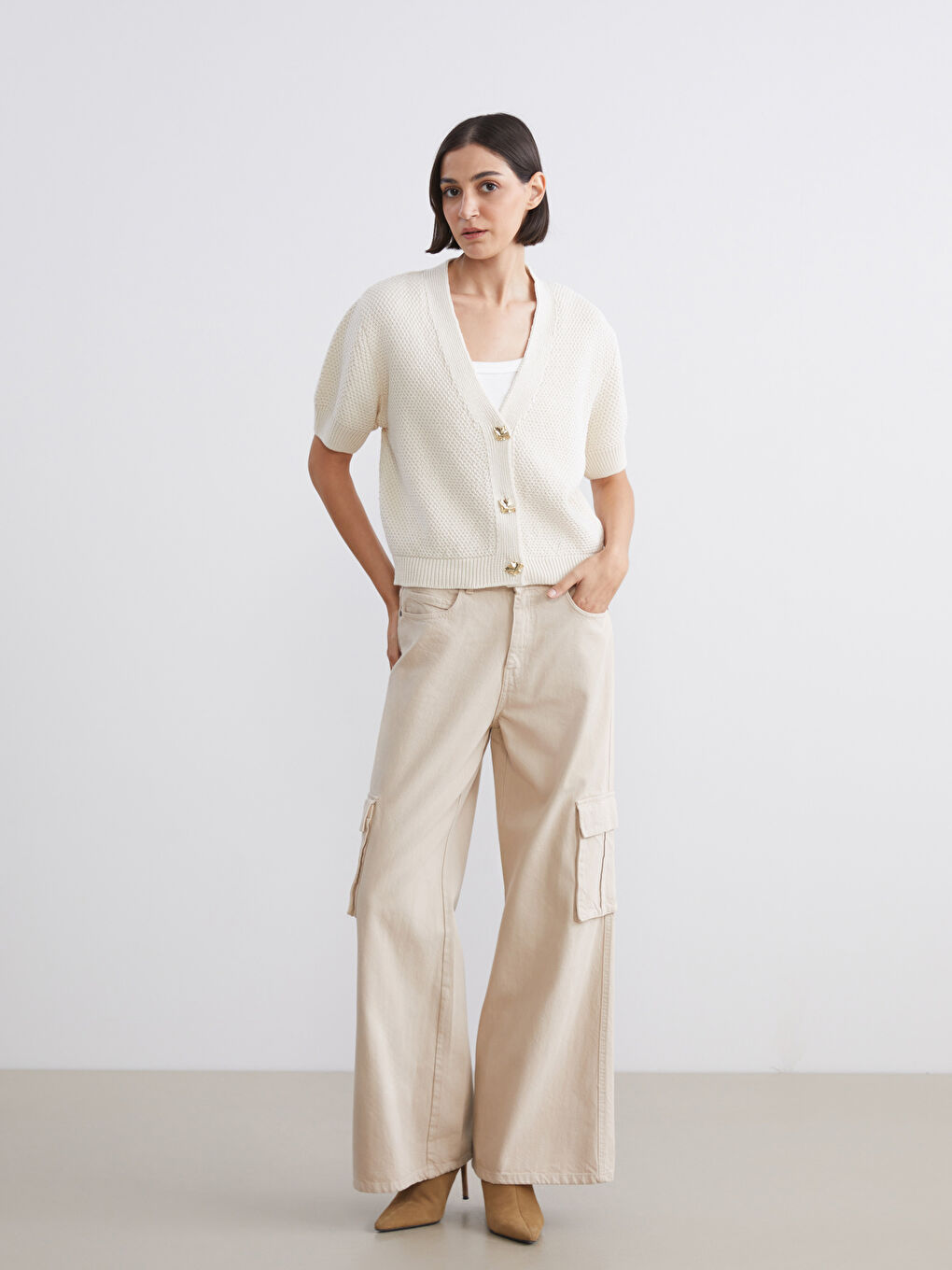 Bej Kısa Kollu Düğme Detaylı Kadın Triko Hırka-1