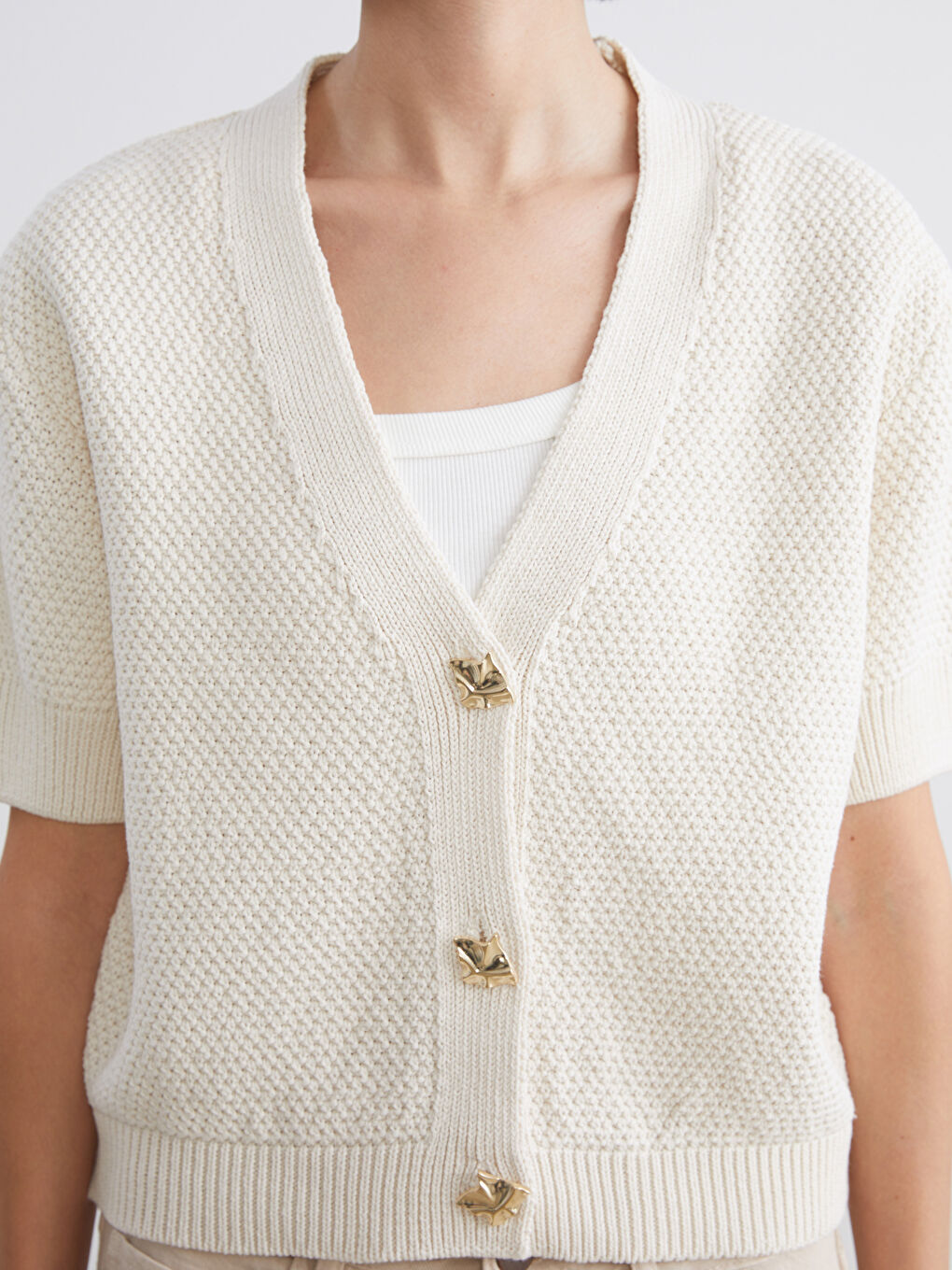 Bej Kısa Kollu Düğme Detaylı Kadın Triko Hırka-2