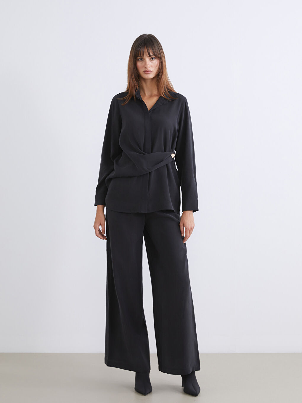 Siyah Bağlama Detaylı Kadın Gömlek-1