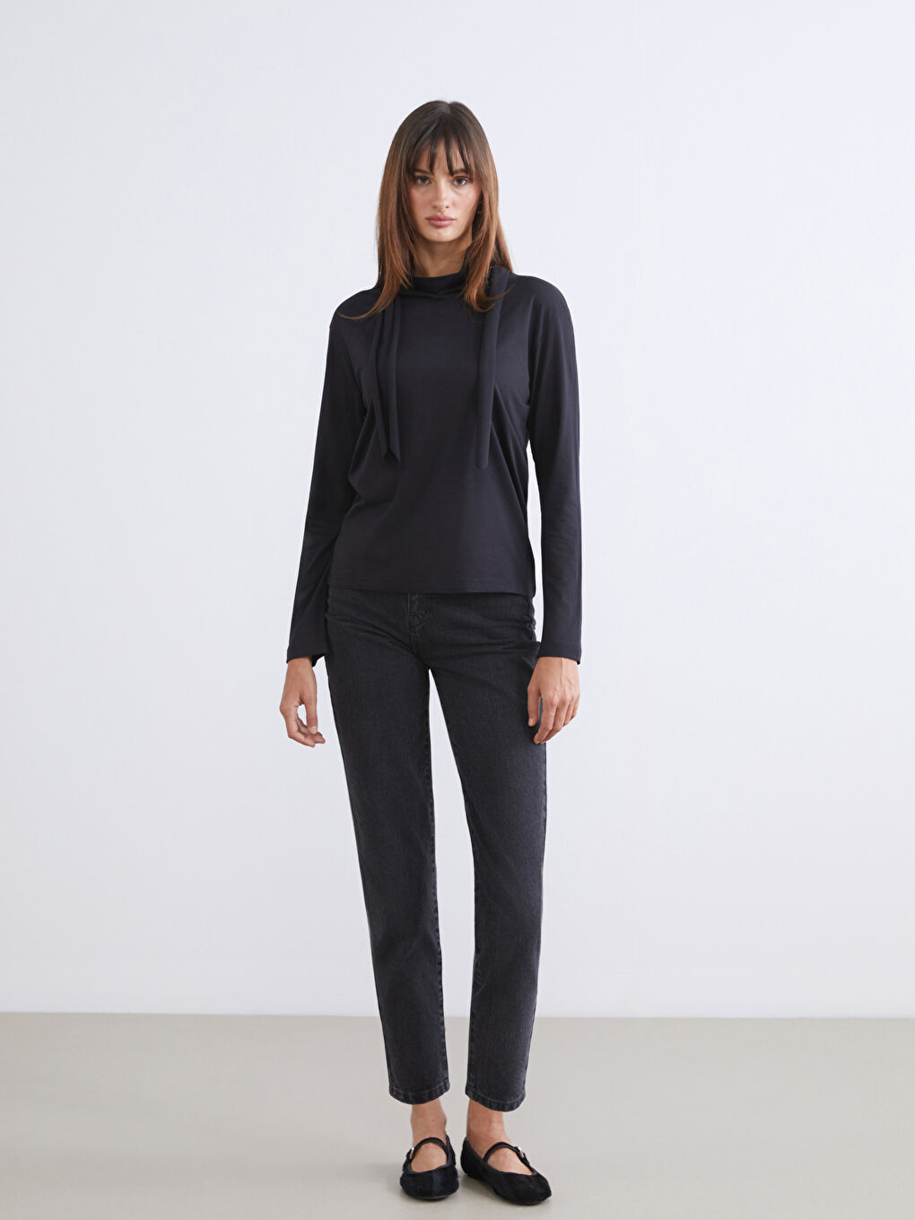 Siyah Dik Yaka Kadın Tişört-1