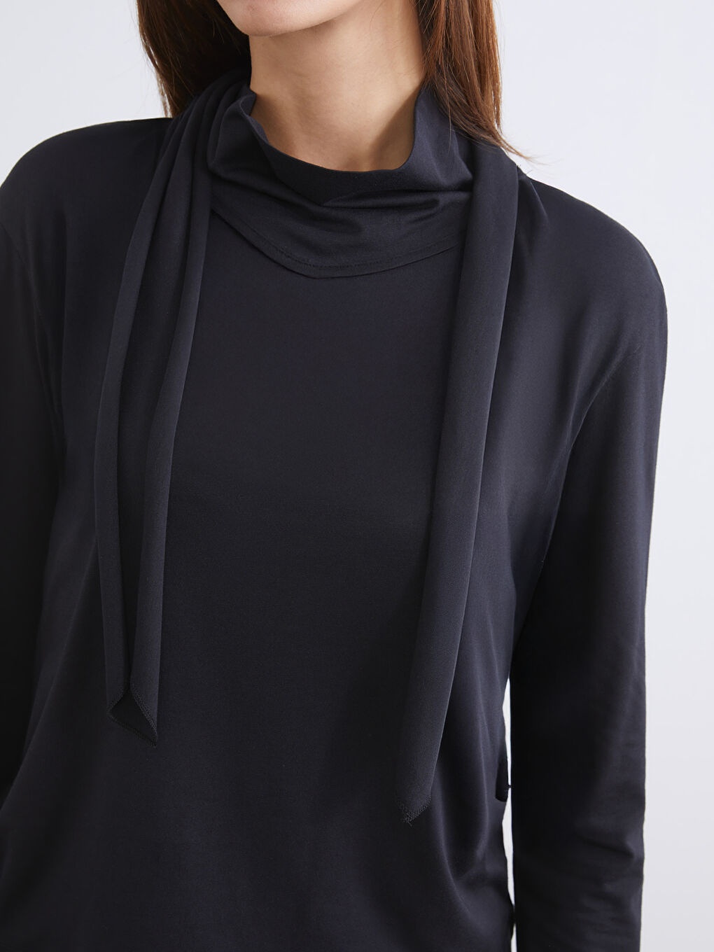 Siyah Dik Yaka Kadın Tişört-2