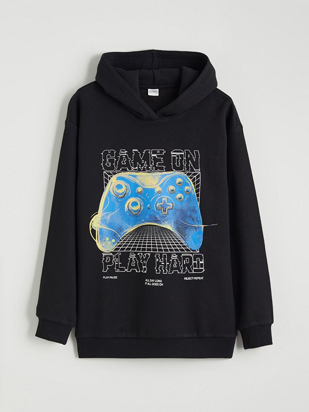 سوییتشێرتی ئەستووری کوڕان بە نەخشەوە