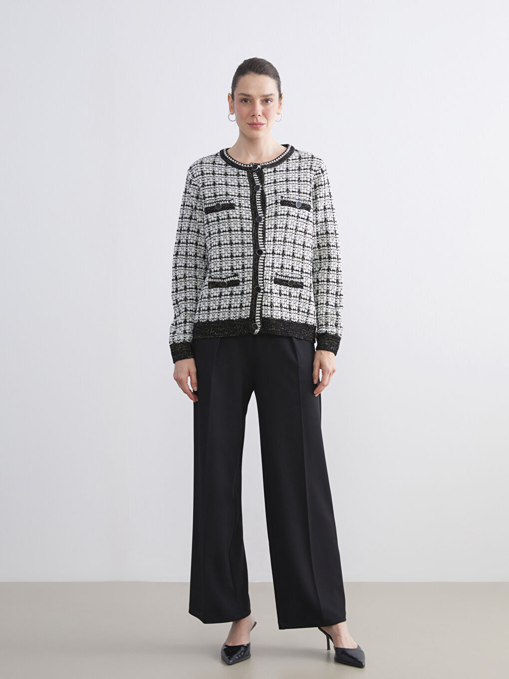 Siyah Bisiklet Yaka Desenli Kadın Triko Hırka-1