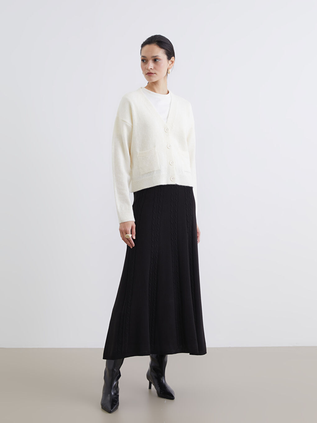 Siyah Beli Lastikli Kendinden Desenli Kloş Triko Etek