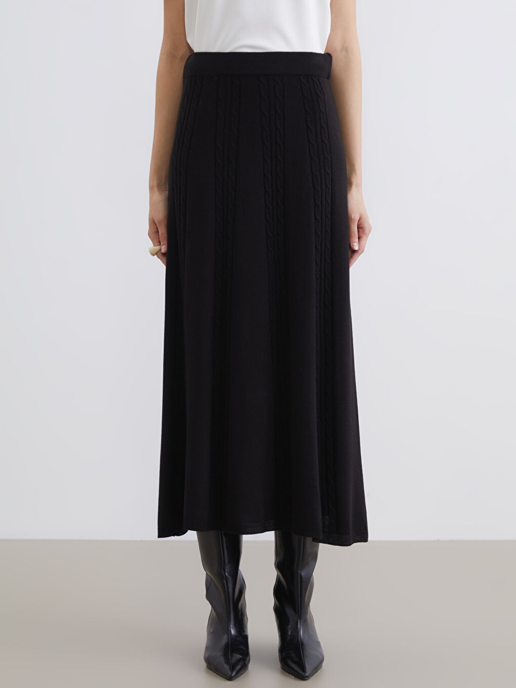 Siyah Beli Lastikli Kendinden Desenli Kloş Triko Etek-1