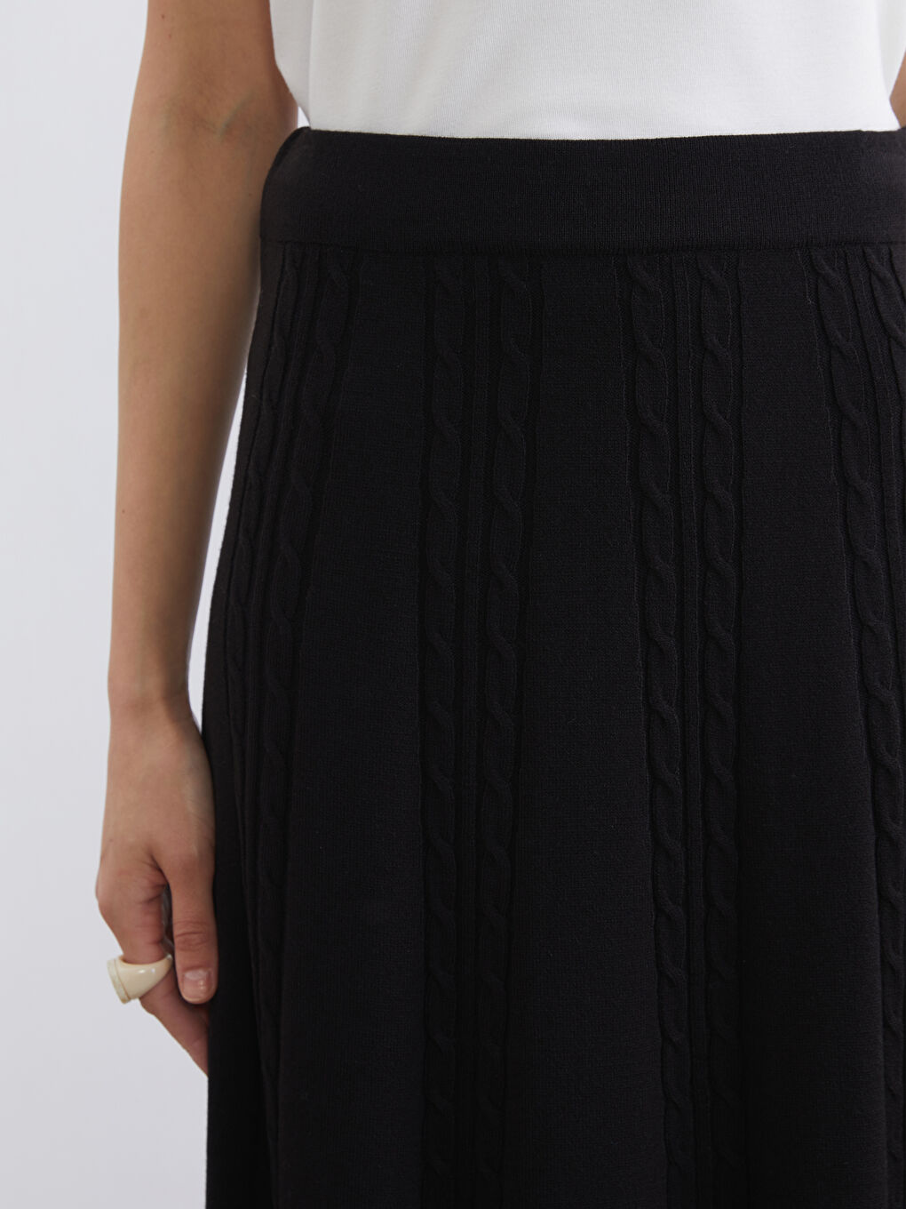 Siyah Beli Lastikli Kendinden Desenli Kloş Triko Etek-2