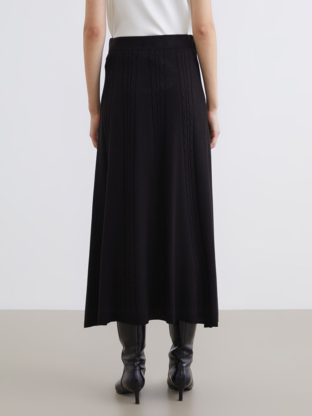 Siyah Beli Lastikli Kendinden Desenli Kloş Triko Etek-3