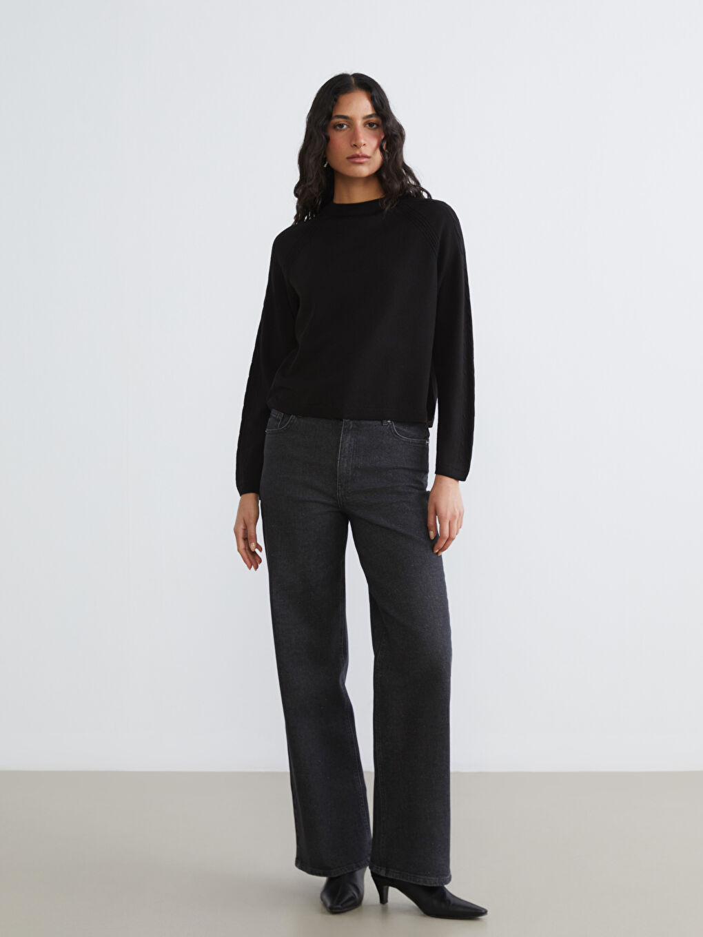 Siyah Bisiklet Yaka Kendinden Desenli Kadın Triko Kazak-3