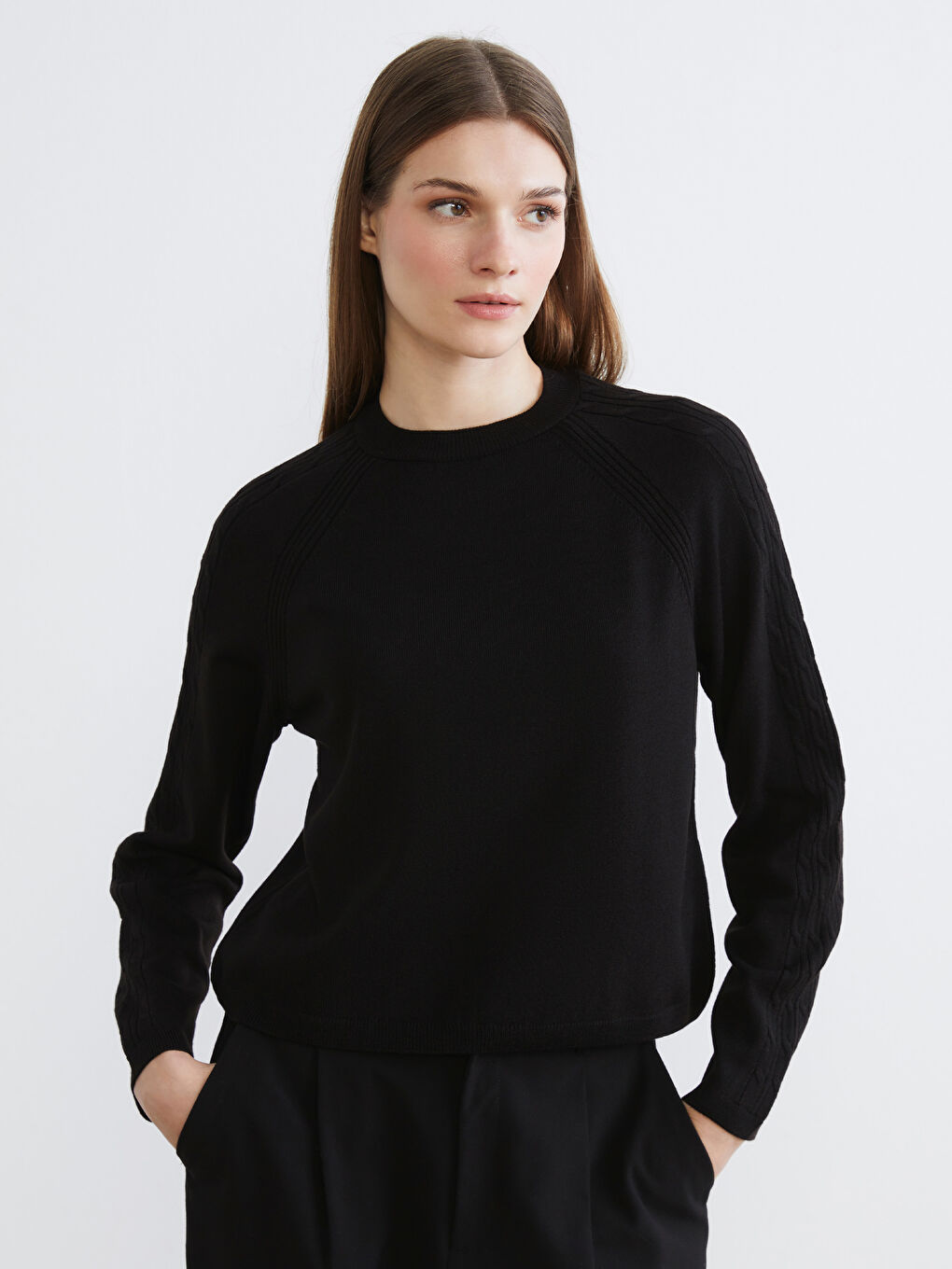 Siyah Bisiklet Yaka Kendinden Desenli Kadın Triko Kazak-1