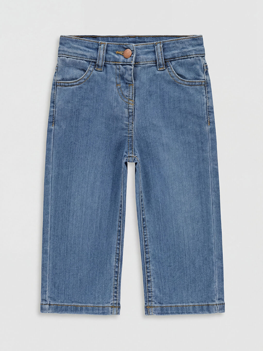 جينز أزرق فاتح فتاة