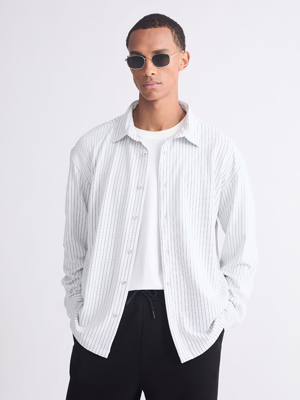 قميص رجالي مُخَطَّط بأكمام طويلة بقصة عادية