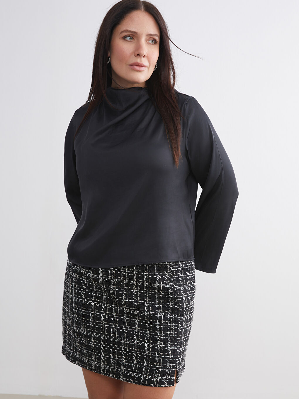 Siyah Dökümlü Yaka Saten Bluz