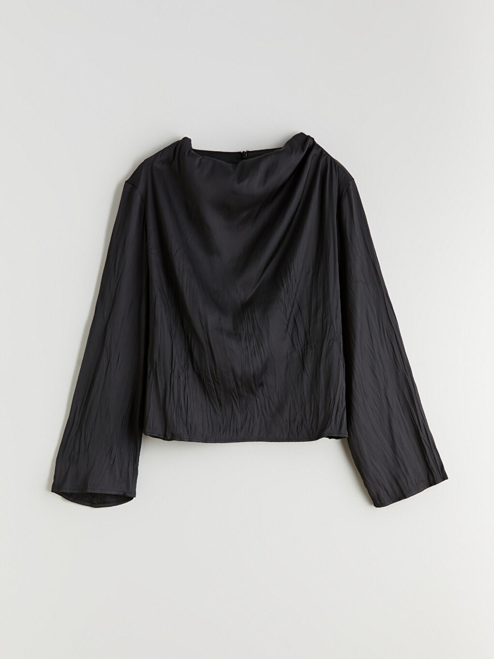 Siyah Dökümlü Yaka Saten Bluz-2