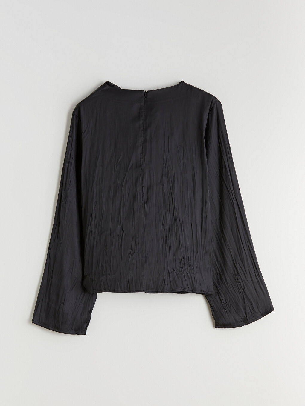 Siyah Dökümlü Yaka Saten Bluz-3