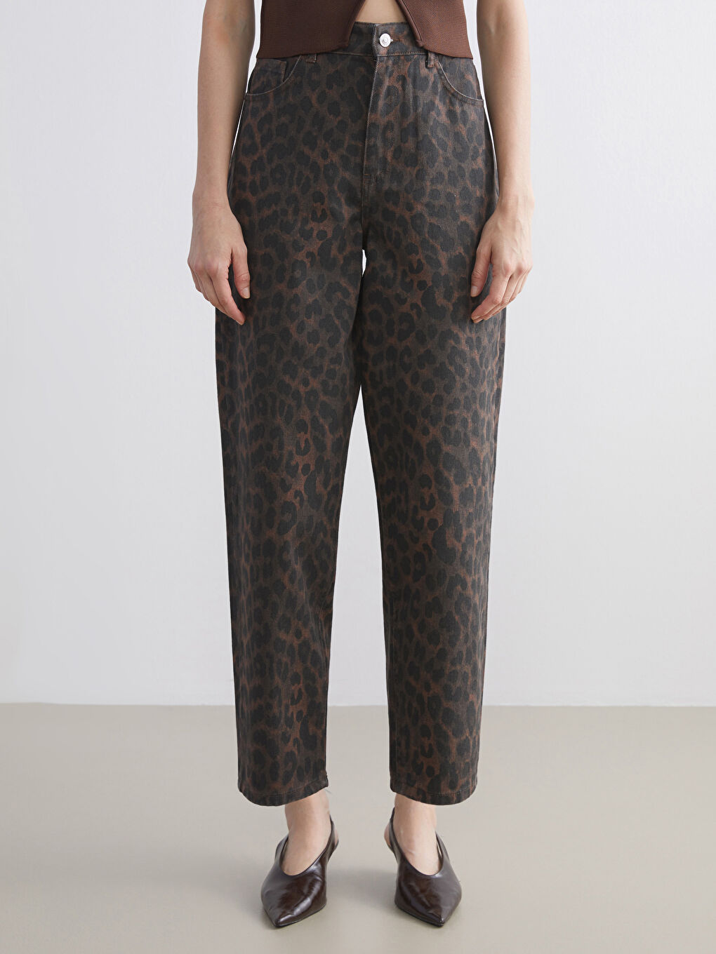 Kahverengi Baggy Fit Leopar Desenli Kadın Jean Pantolon-1