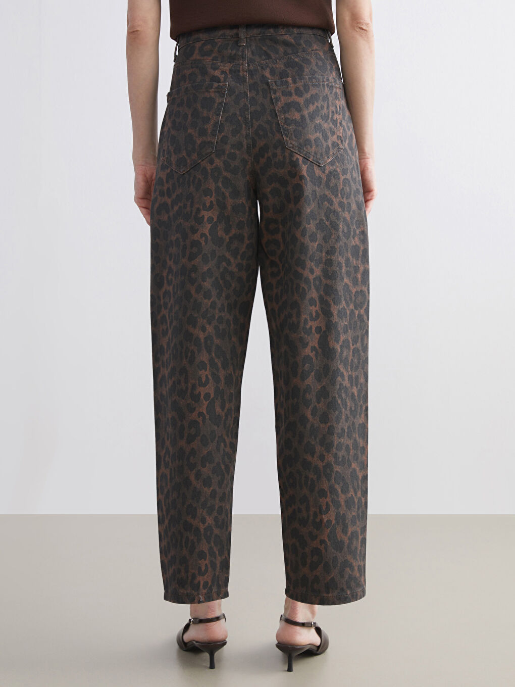 Kahverengi Baggy Fit Leopar Desenli Kadın Jean Pantolon-3