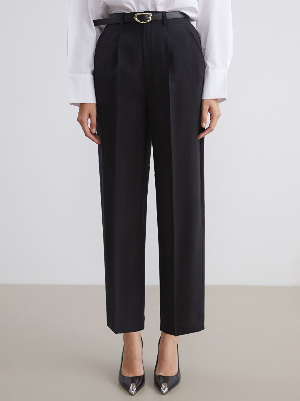 Siyah Beli Kemerli Loose Fit Kadın Pileli Pantolon-1