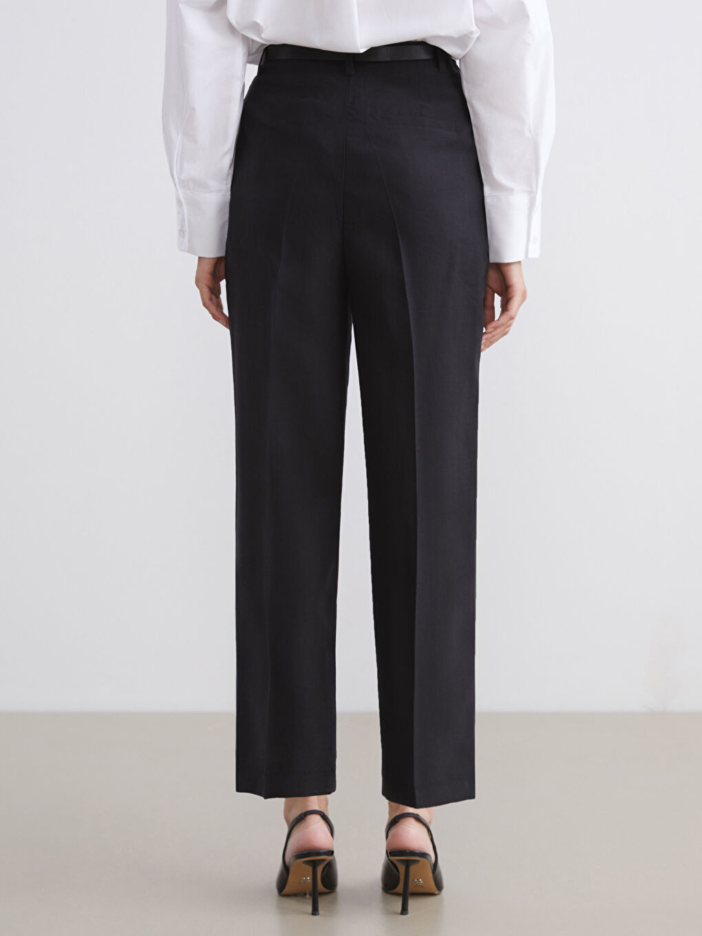 Siyah Beli Kemerli Loose Fit Kadın Pileli Pantolon-3