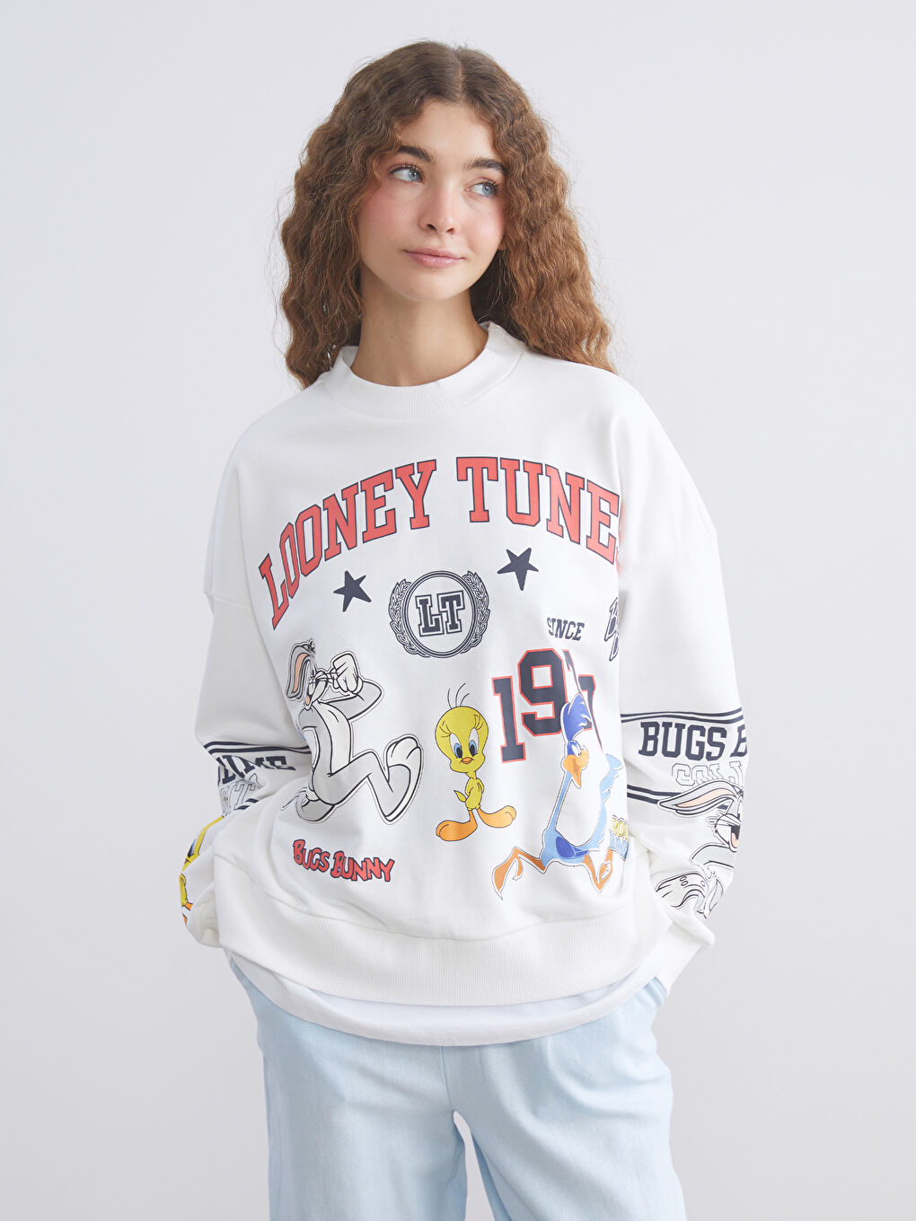 Ekru Bugs Bunny Baskılı Oversize Kadın Sweatshirt
