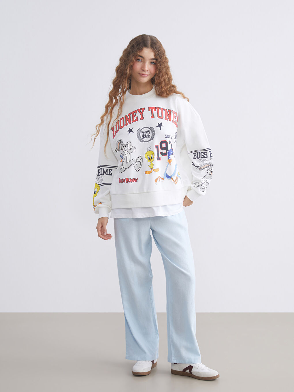 Ekru Bugs Bunny Baskılı Oversize Kadın Sweatshirt-1