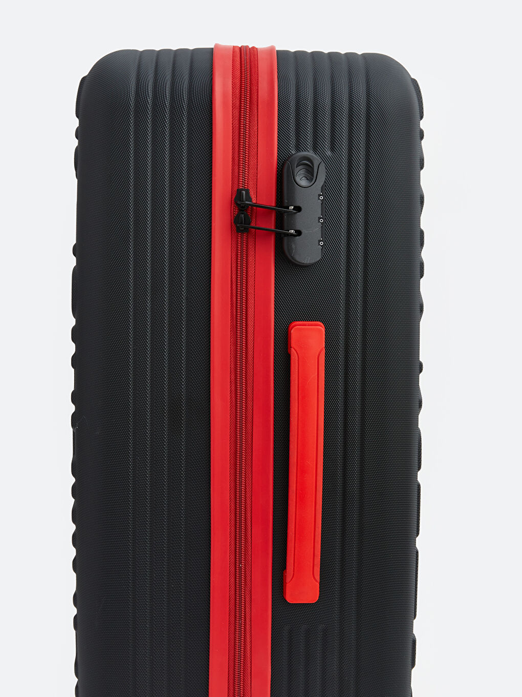 Siyah Kilit Detaylı Küçük Boy Valiz-3