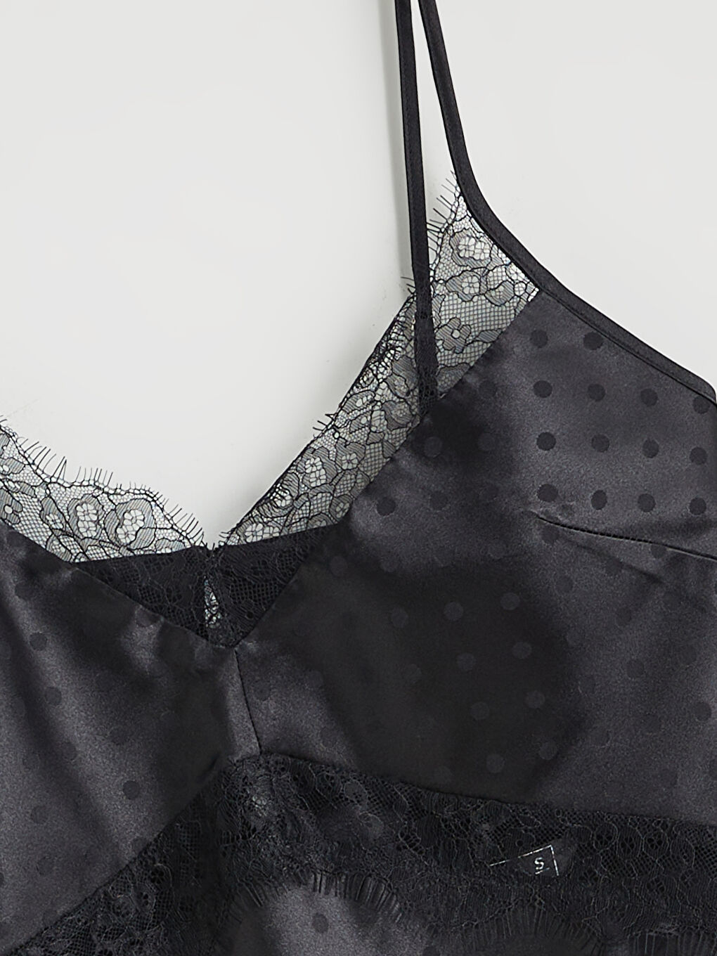 Siyah V Yaka Puantiyeli Saten Kadın Gecelik-5