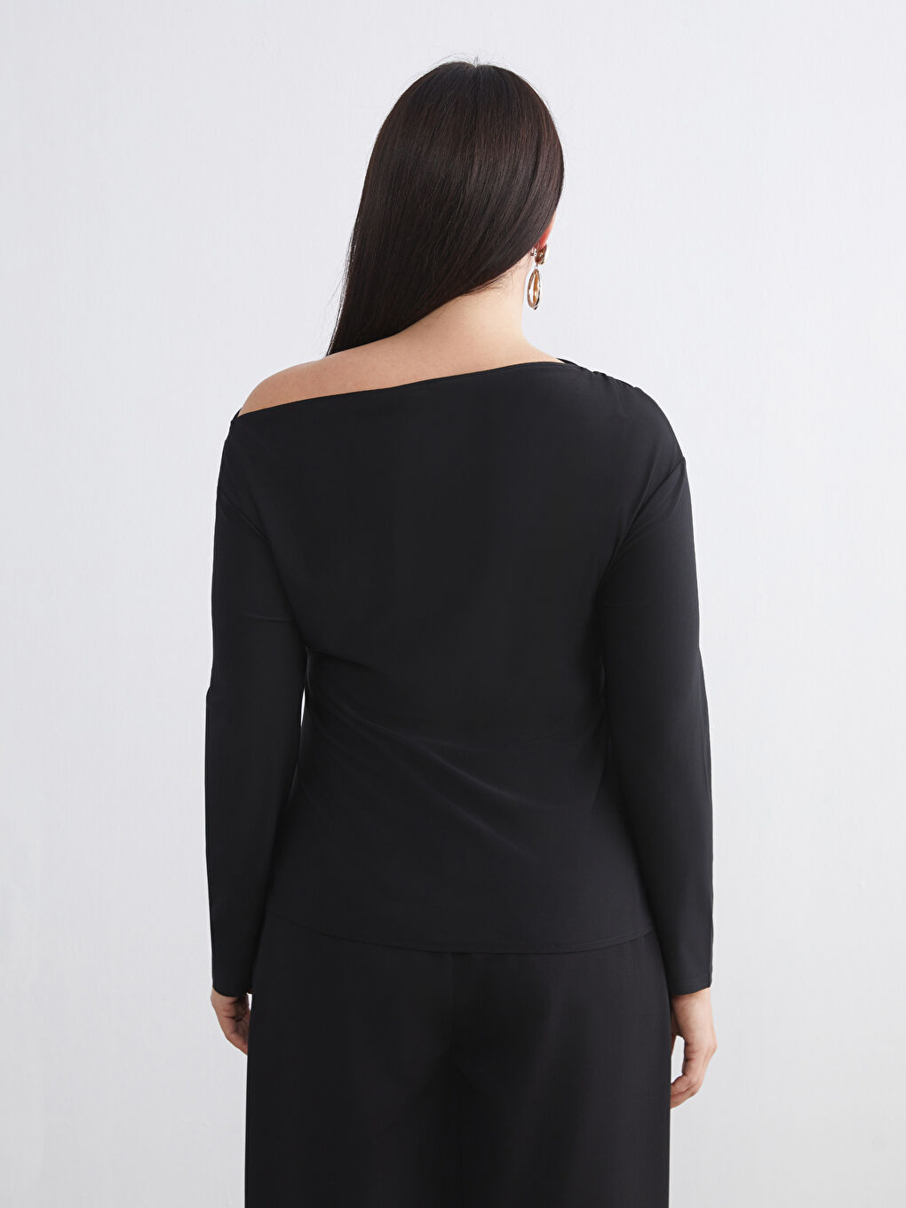 Siyah Kayık Yaka Büzgülü Bluz-2