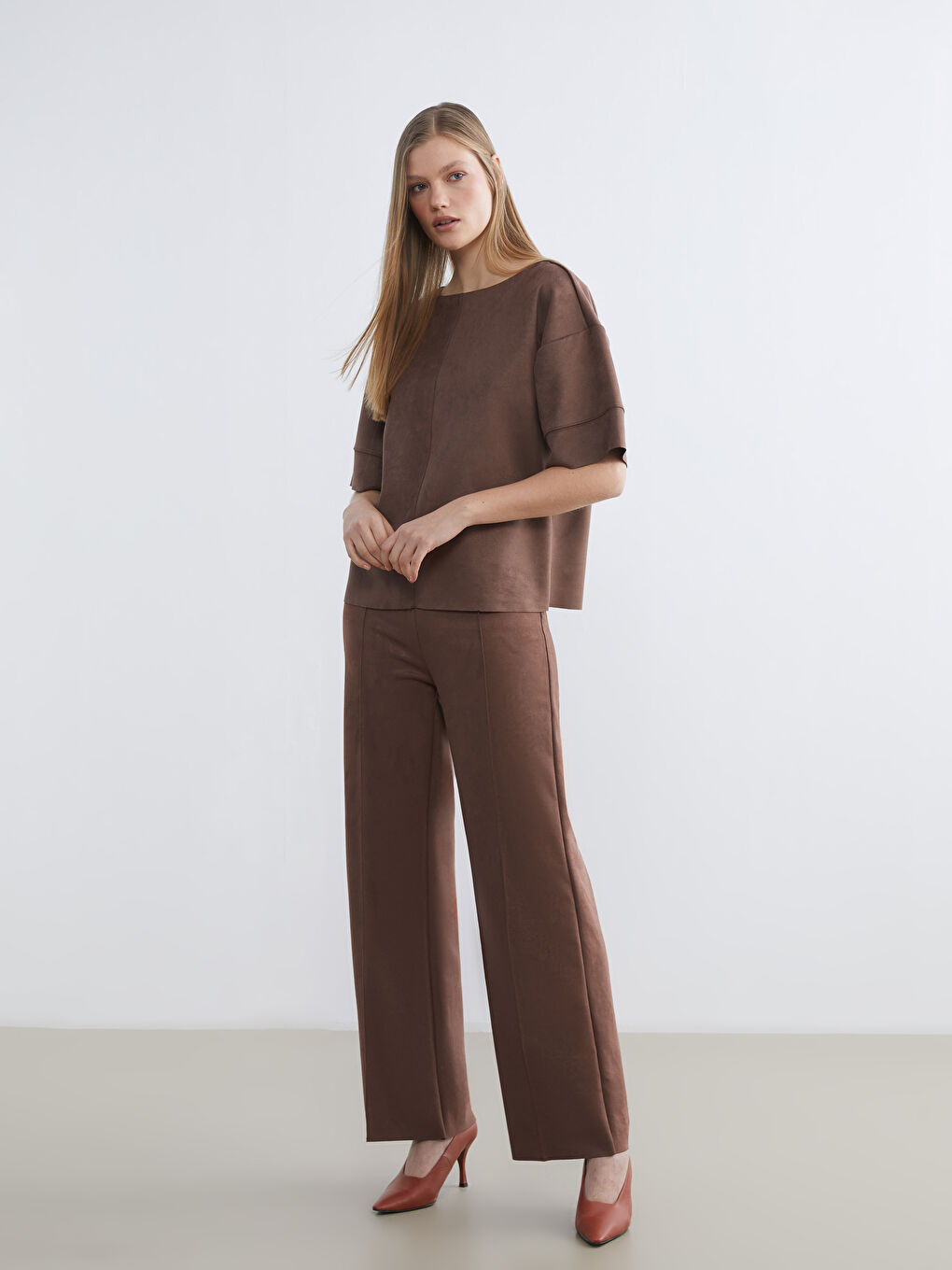 Kahverengi Bisiklet Yaka Kadın Süet Tişört-1