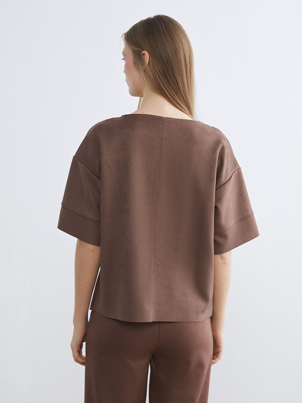 Kahverengi Bisiklet Yaka Kadın Süet Tişört-3