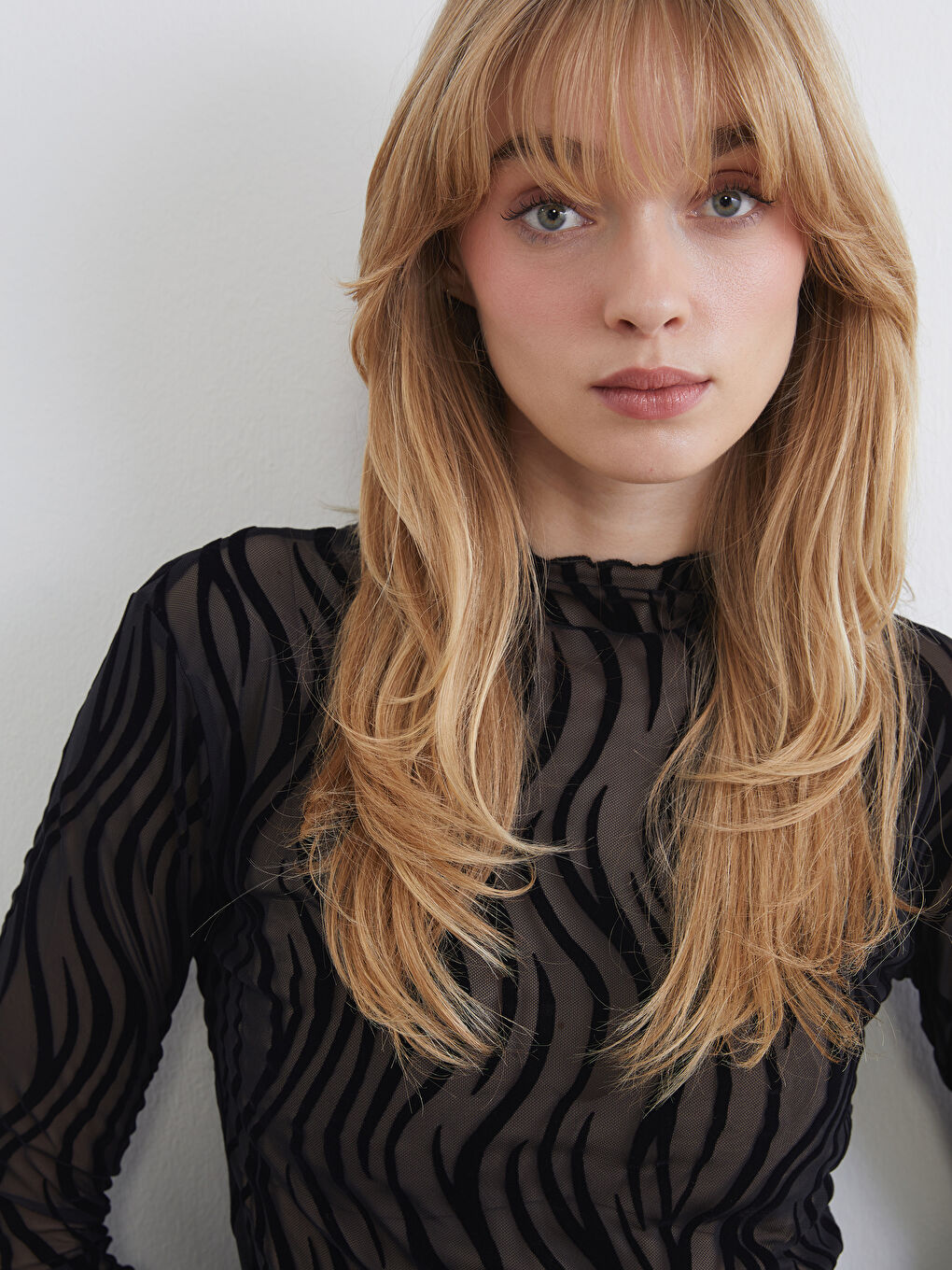 Siyah Dik Yaka Desenli Transparan Bluz-2