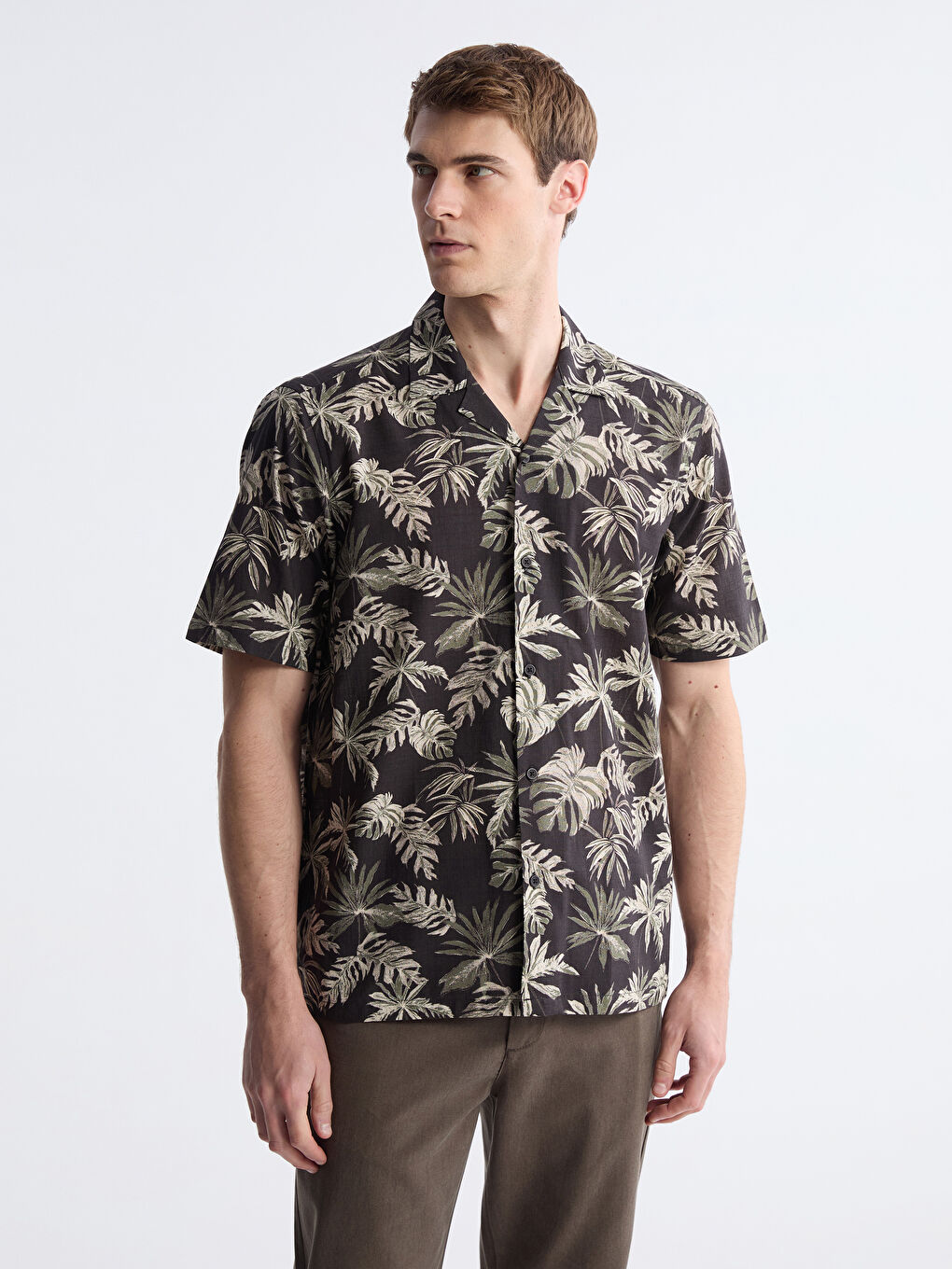 Kahverengi Regular Fit Resort Yaka Kısa Kollu Desenli Poplin Erkek Gömlek