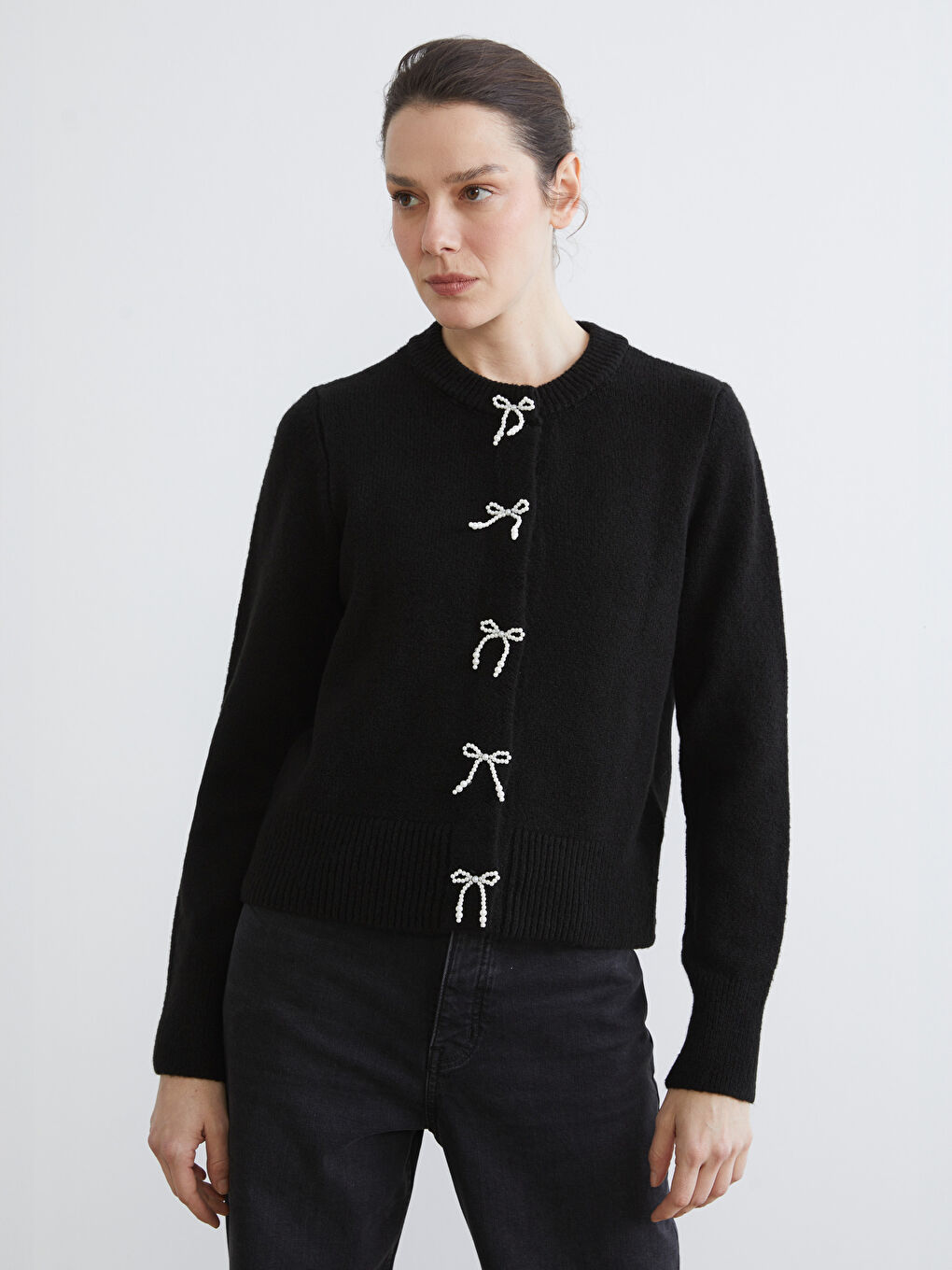 Siyah Bisiklet Yaka Fiyonk Düğmeli Kadın Triko Hırka