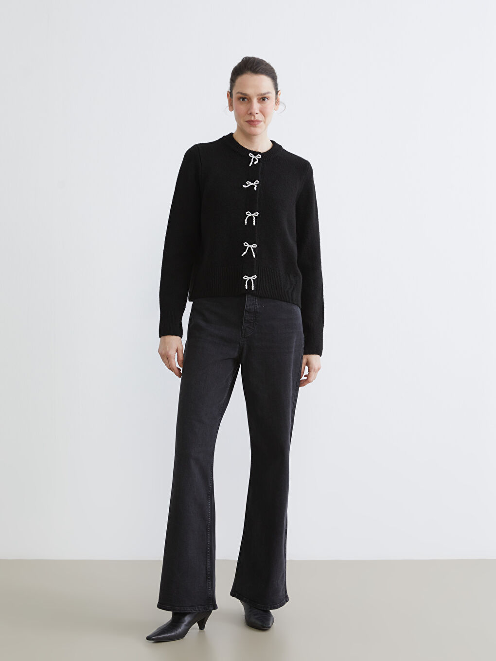 Siyah Bisiklet Yaka Fiyonk Düğmeli Kadın Triko Hırka-1