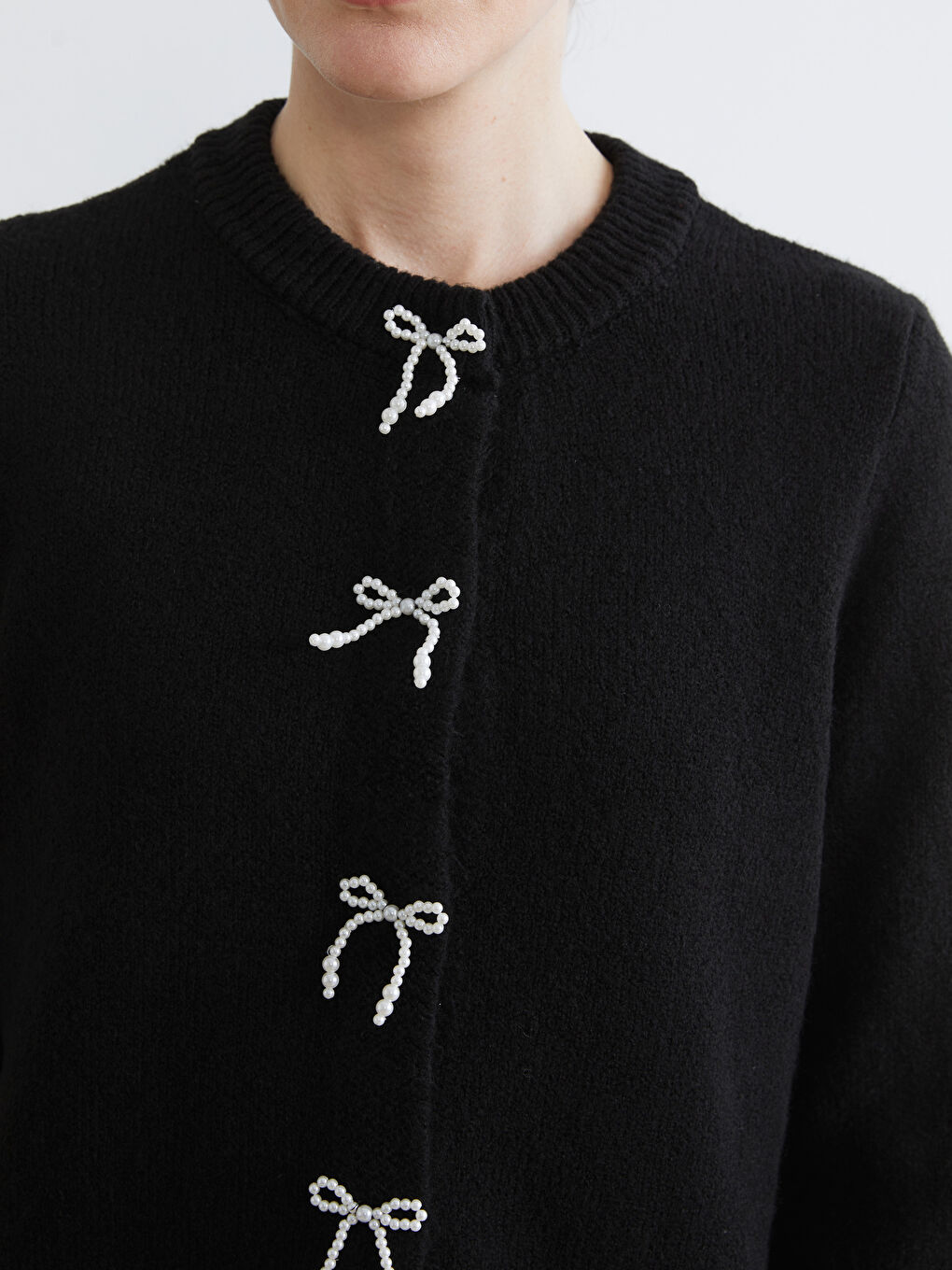 Siyah Bisiklet Yaka Fiyonk Düğmeli Kadın Triko Hırka-2