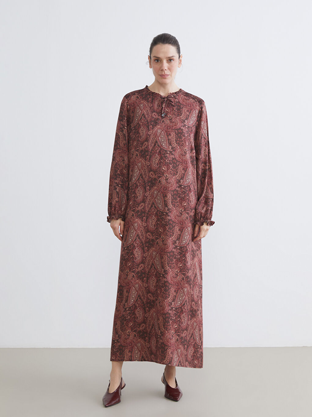 Bordo Bağlamalı Yaka Desenli Büzgülü Elbise-1