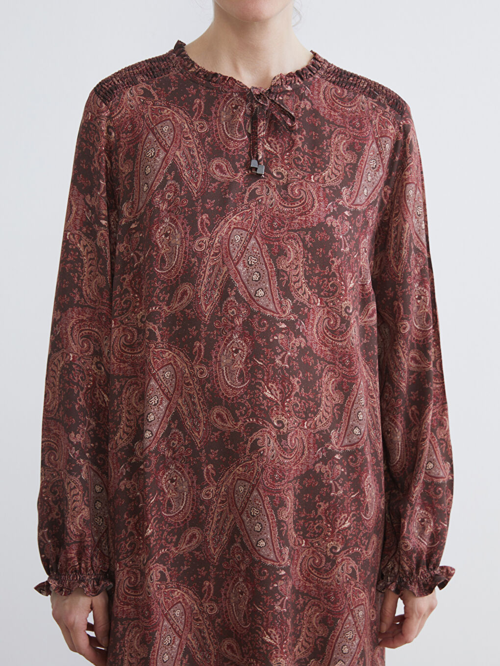 Bordo Bağlamalı Yaka Desenli Büzgülü Elbise-2