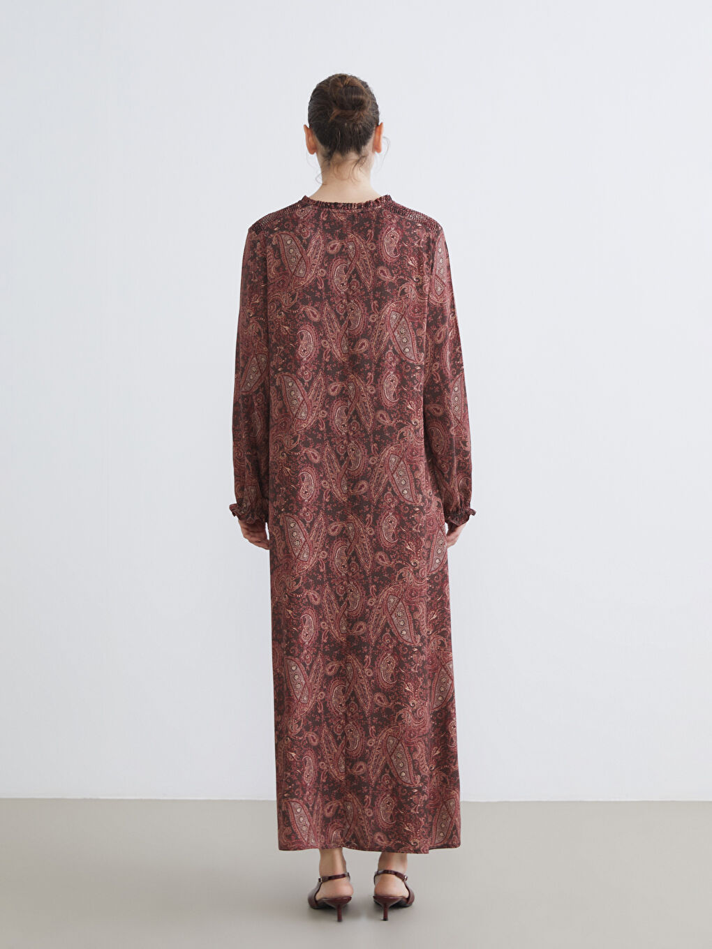 Bordo Bağlamalı Yaka Desenli Büzgülü Elbise-3