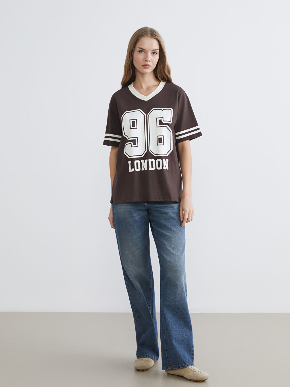 Kahverengi V Yaka London Baskılı Oversize Kadın Tişört-1