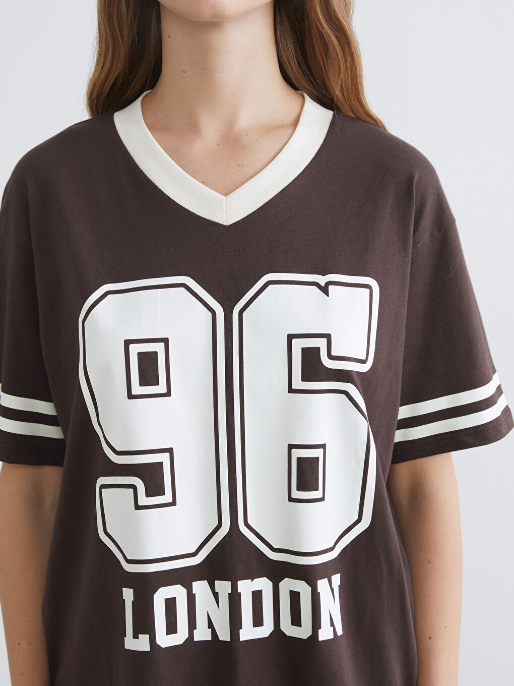 Kahverengi V Yaka London Baskılı Oversize Kadın Tişört-2